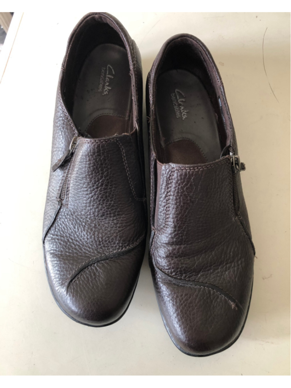 Size 10M Clarks Bendables Brown Leather Pebble Grain Comfort Loafers Side Zip